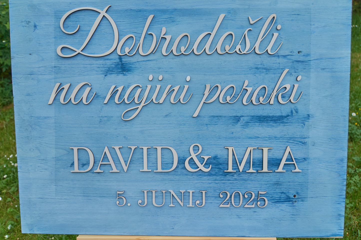 Lesna poročna tabla dobrodošlice z i imeni neveste in ženina v modri barvi
