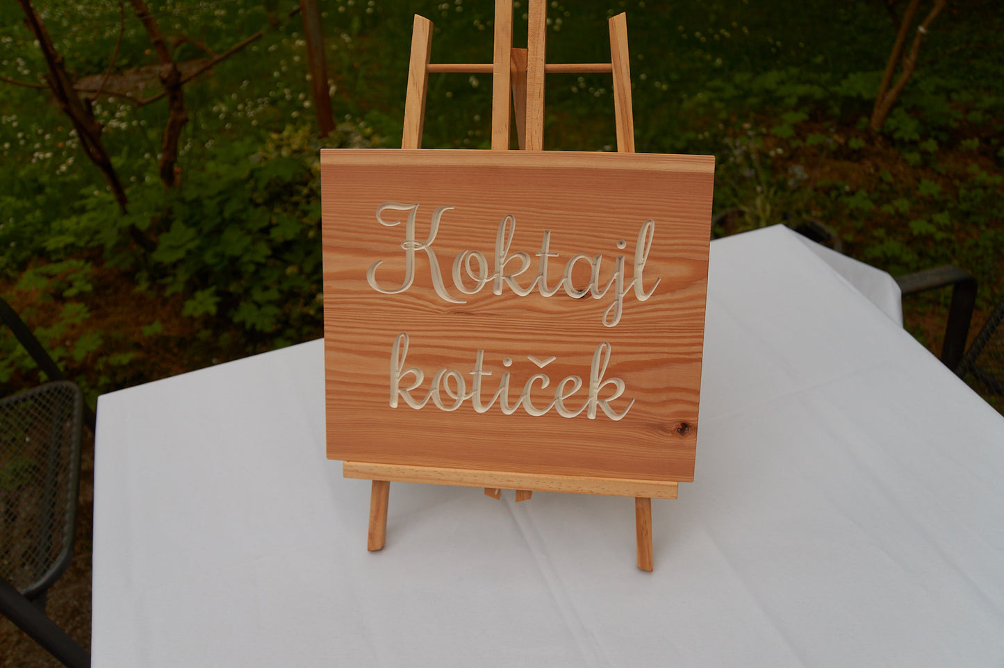 Malo leseno stojalo za table z napisi za foto, sladki in druge kotičke za izposojo