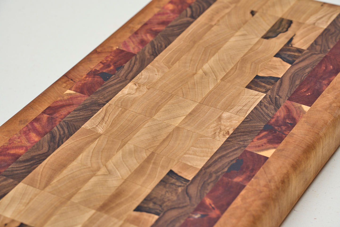 "End Grain" Premium -Schneid-/Servierbrett mit Rille - Birnenholz, Pflaumen, Walnuss