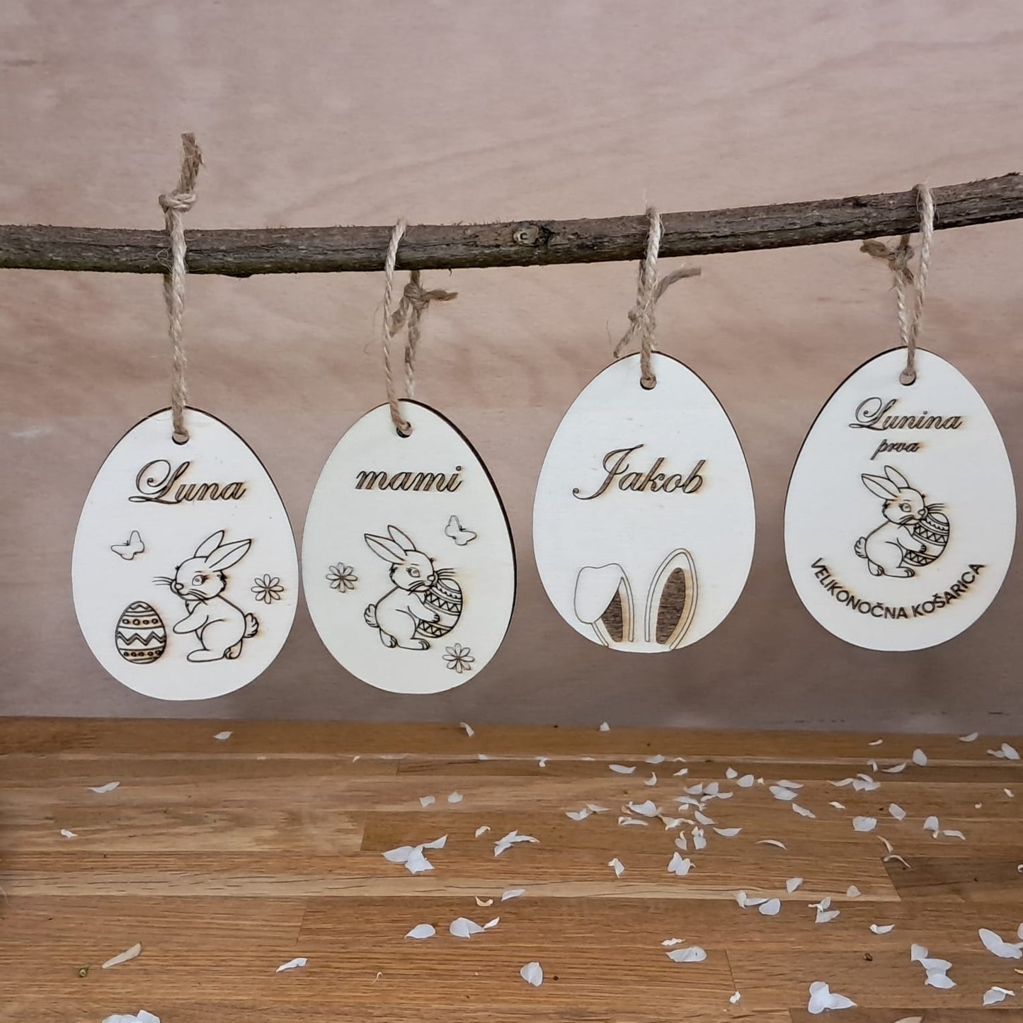 Personalisierte hölzerne Ostereier von Kleiderbügeln