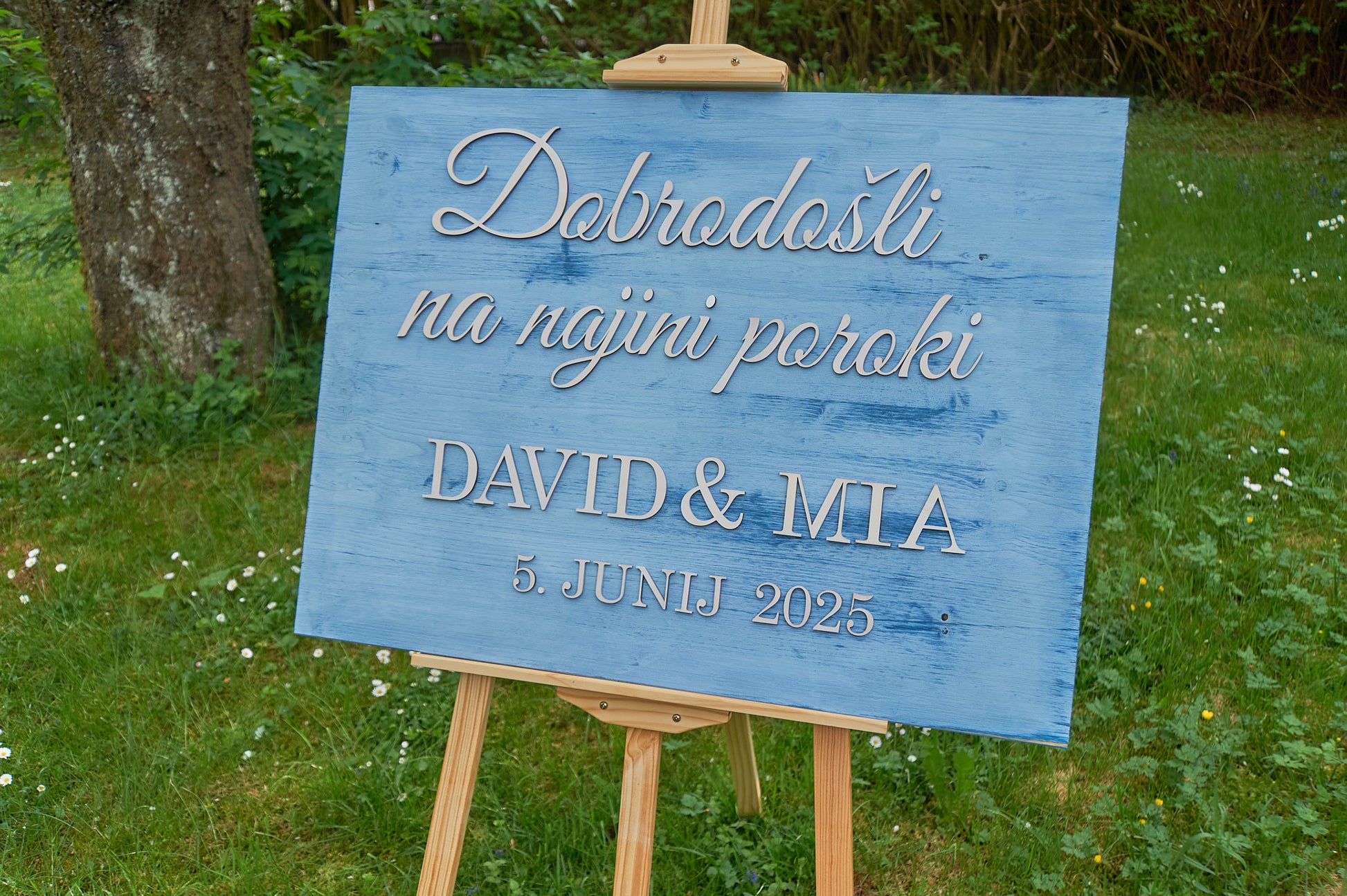 Lesna poročna tabla dobrodošlice z i imeni neveste in ženina v modri barvi