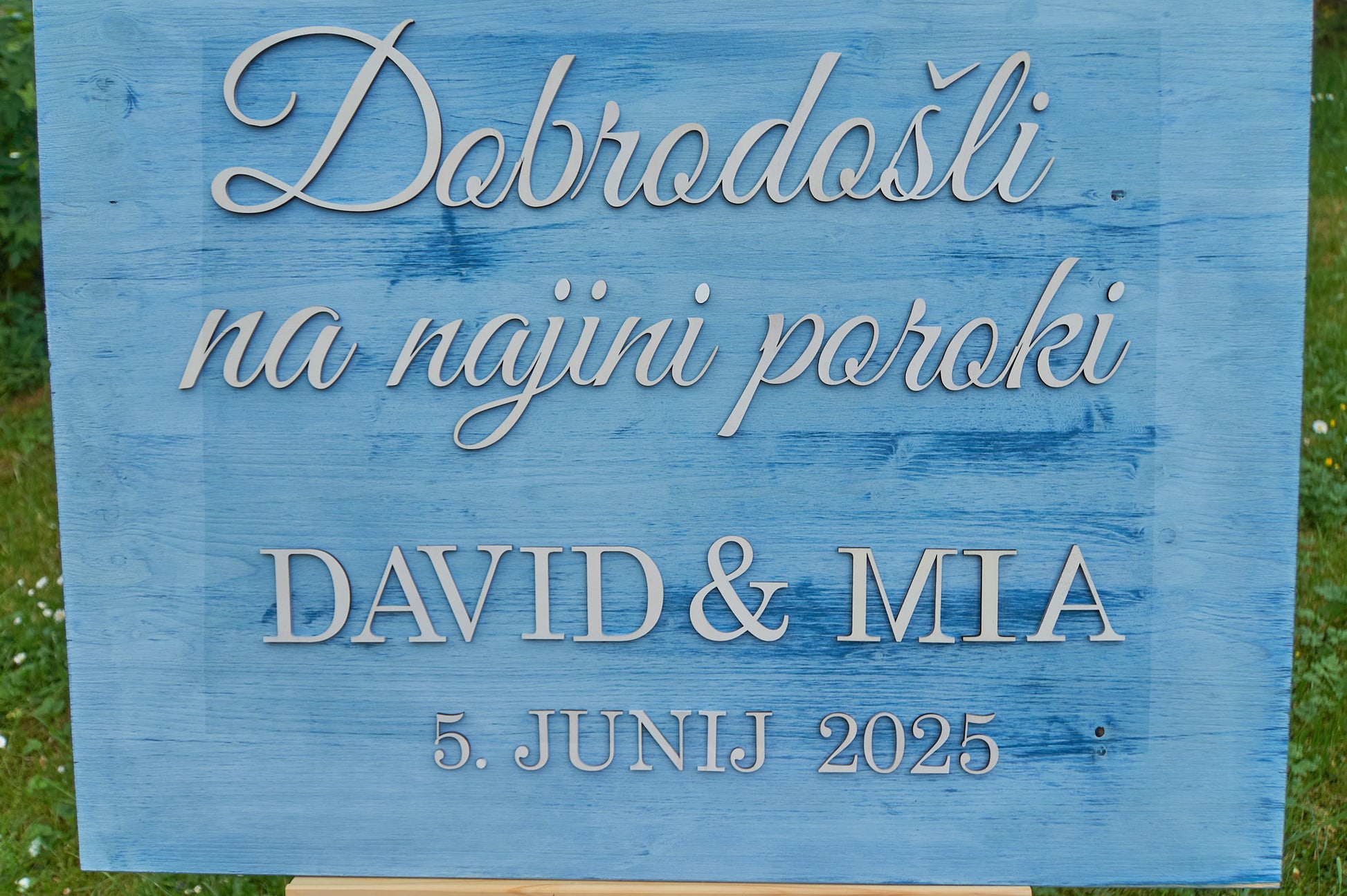 Lesna poročna tabla dobrodošlice z i imeni neveste in ženina v modri barvi