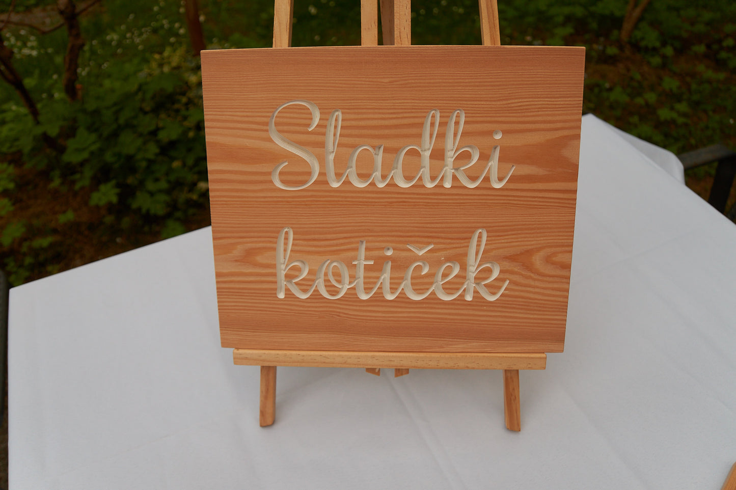 Malo leseno stojalo za table z napisi za foto, sladki in druge kotičke  za  izposojo