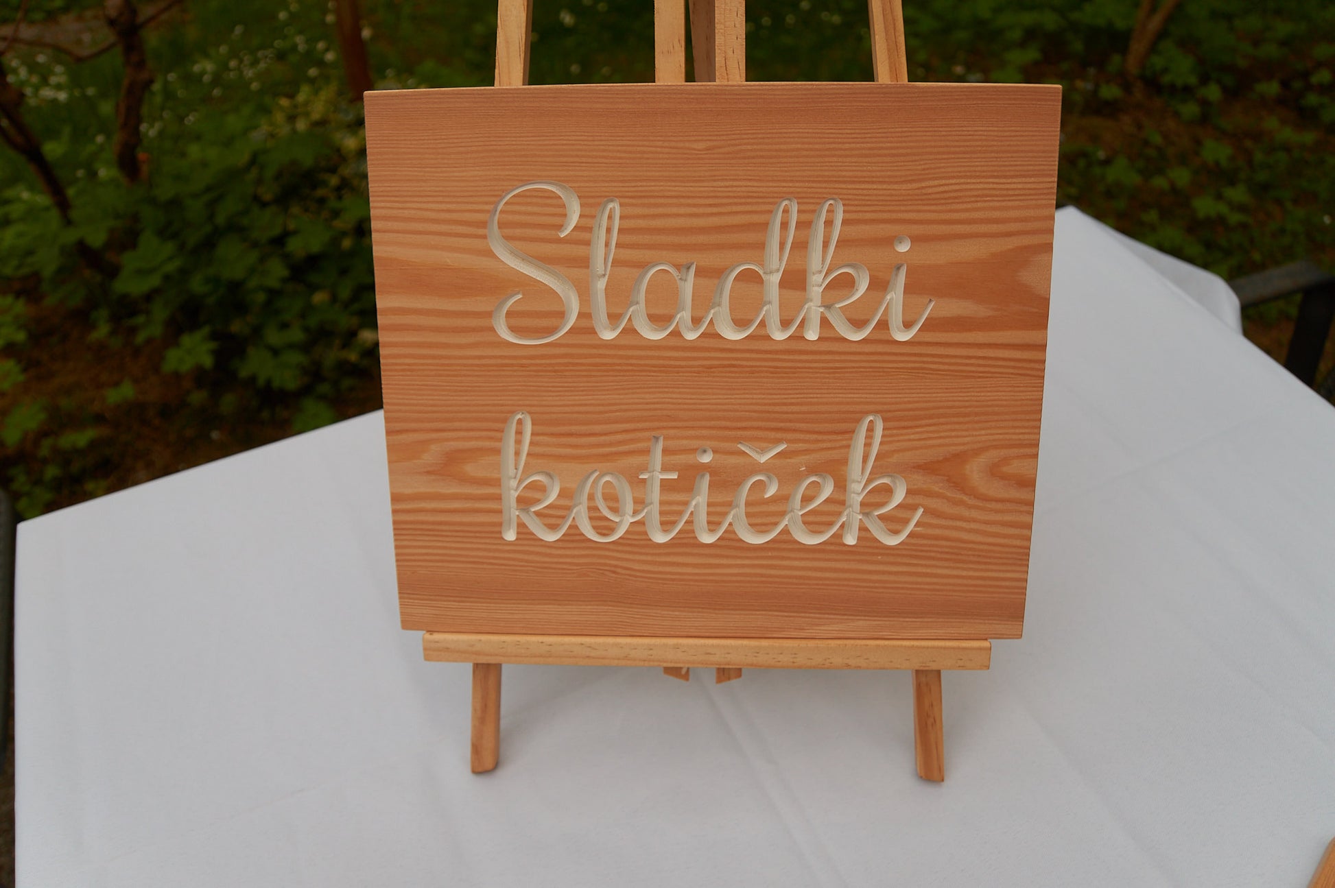 Malo leseno stojalo za table z napisi za foto, sladki in druge kotičke  za  izposojo
