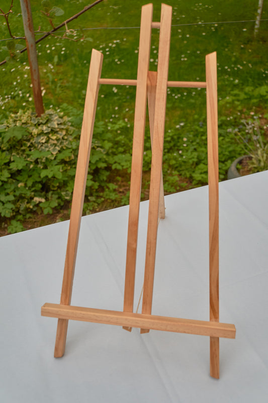 Malo leseno stojalo za table z napisi za foto, sladki in druge kotičke  za  izposojo