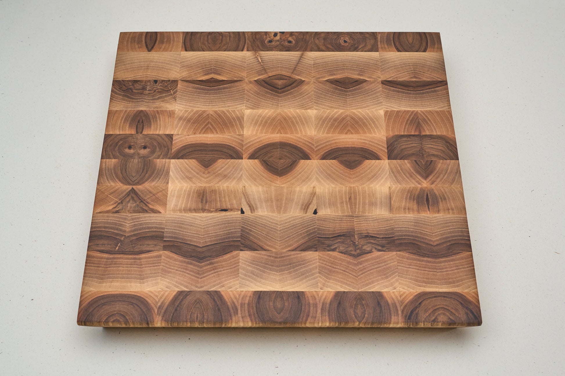 end grain rezalna deska les oreha detajl