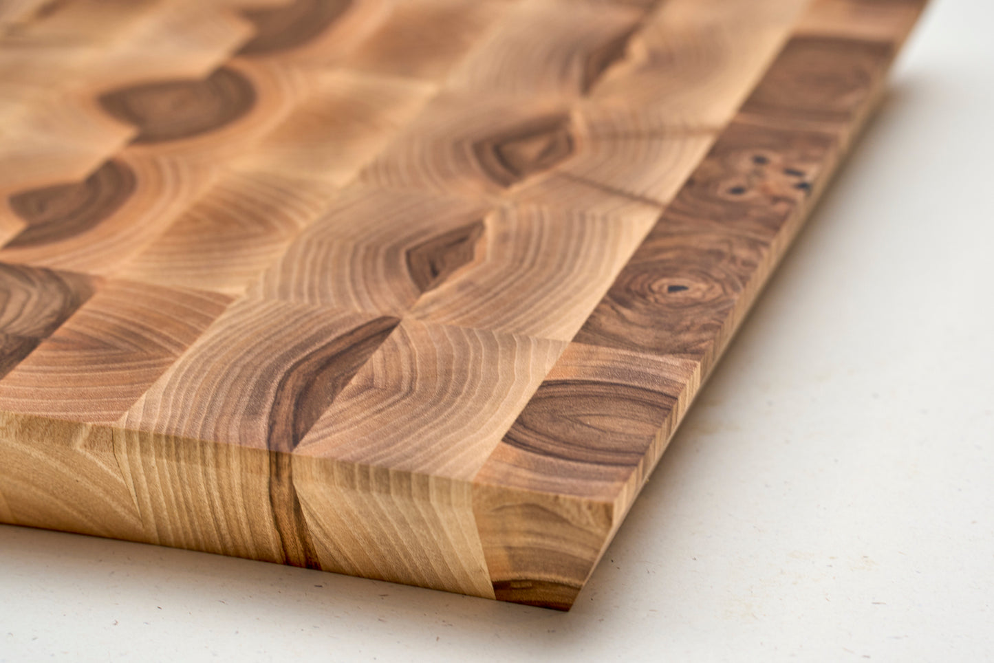 end grain rezalna deska les oreha detajl