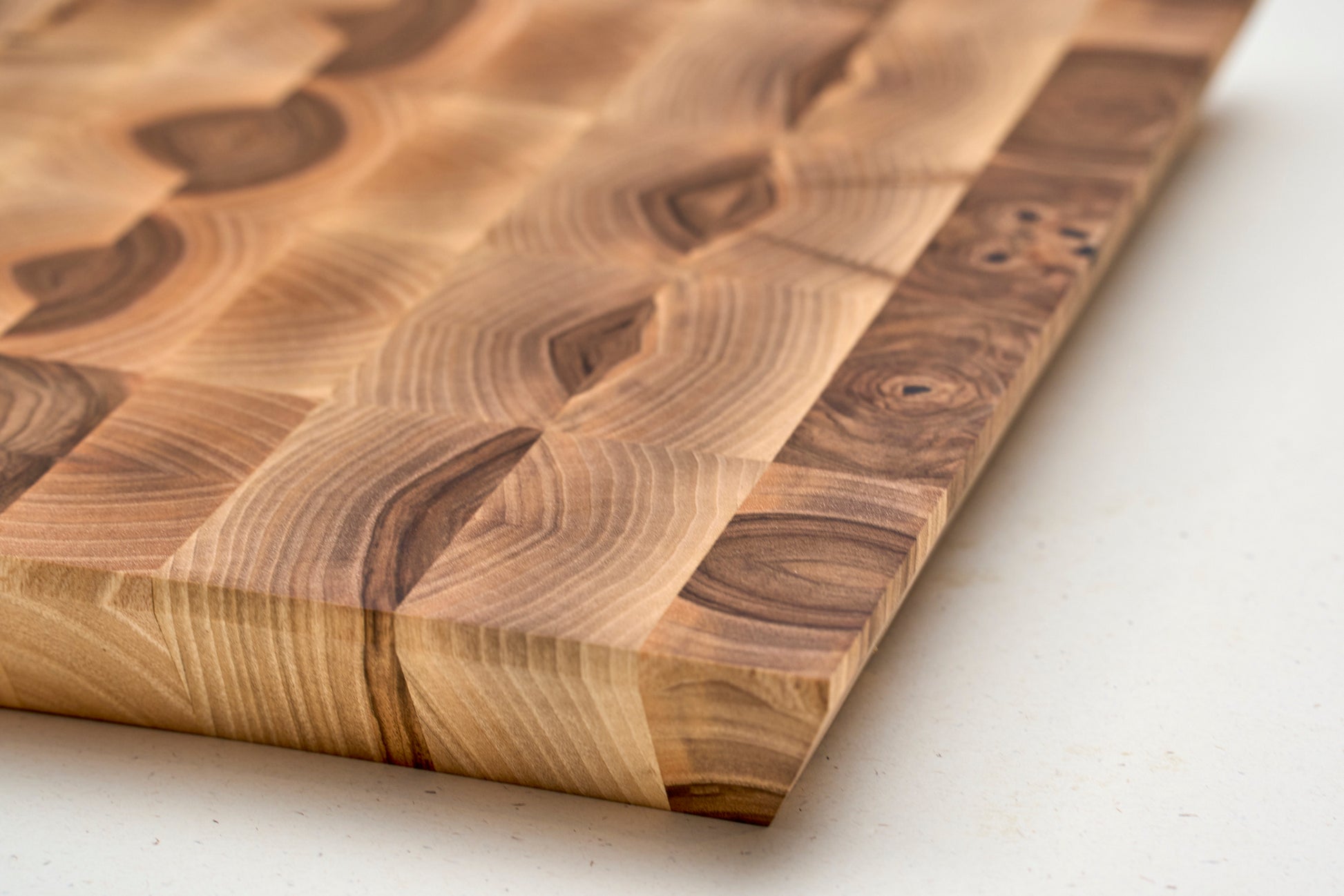 end grain rezalna deska les oreha detajl
