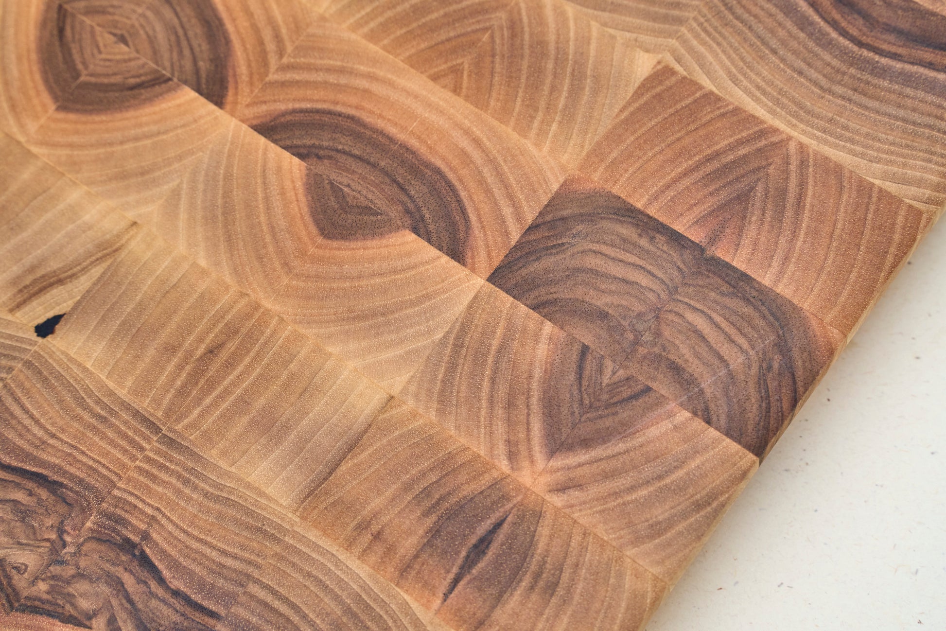 end grain rezalna deska les oreha detajl