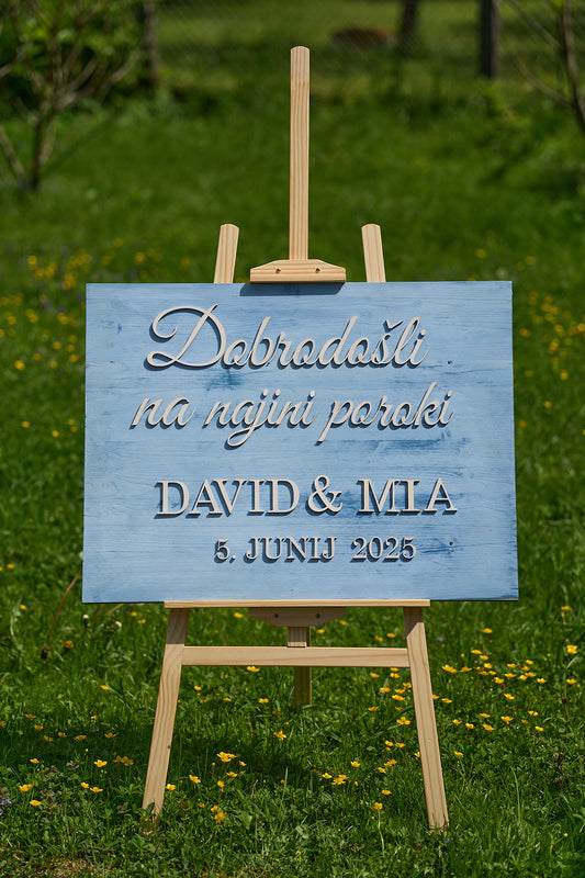 Lesna poročna tabla dobrodošlice z i imeni neveste in ženina v modri barvi